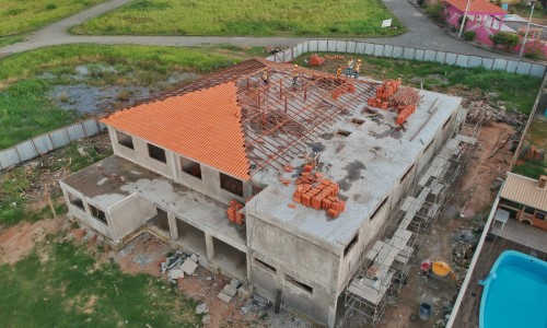 Porto Real realiza colocação de telhado na nova Creche do bairro Jardim Real 